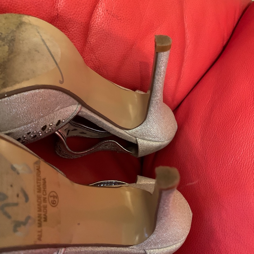 Silver Heels - Picture 4 of 7